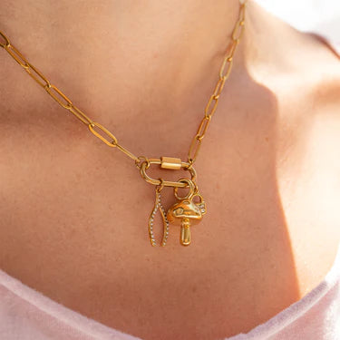 PAPERCLIP CHAIN WITH LARGE PAPERCLIP